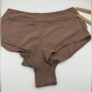 SKIMS Fits Everybody Hipster Lot of
2 Umber Size 4X